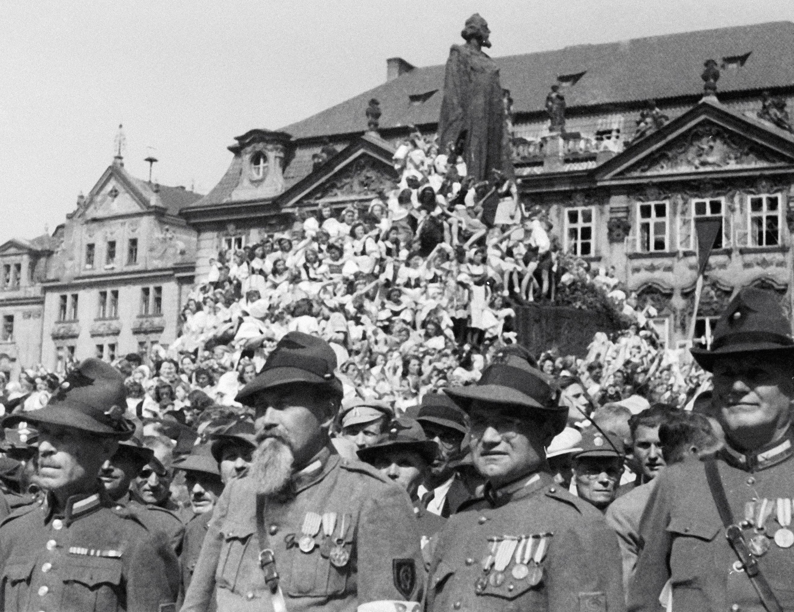 Колонна чешских партизан принимает участие в параде советских и чехословацких войск в Праге.