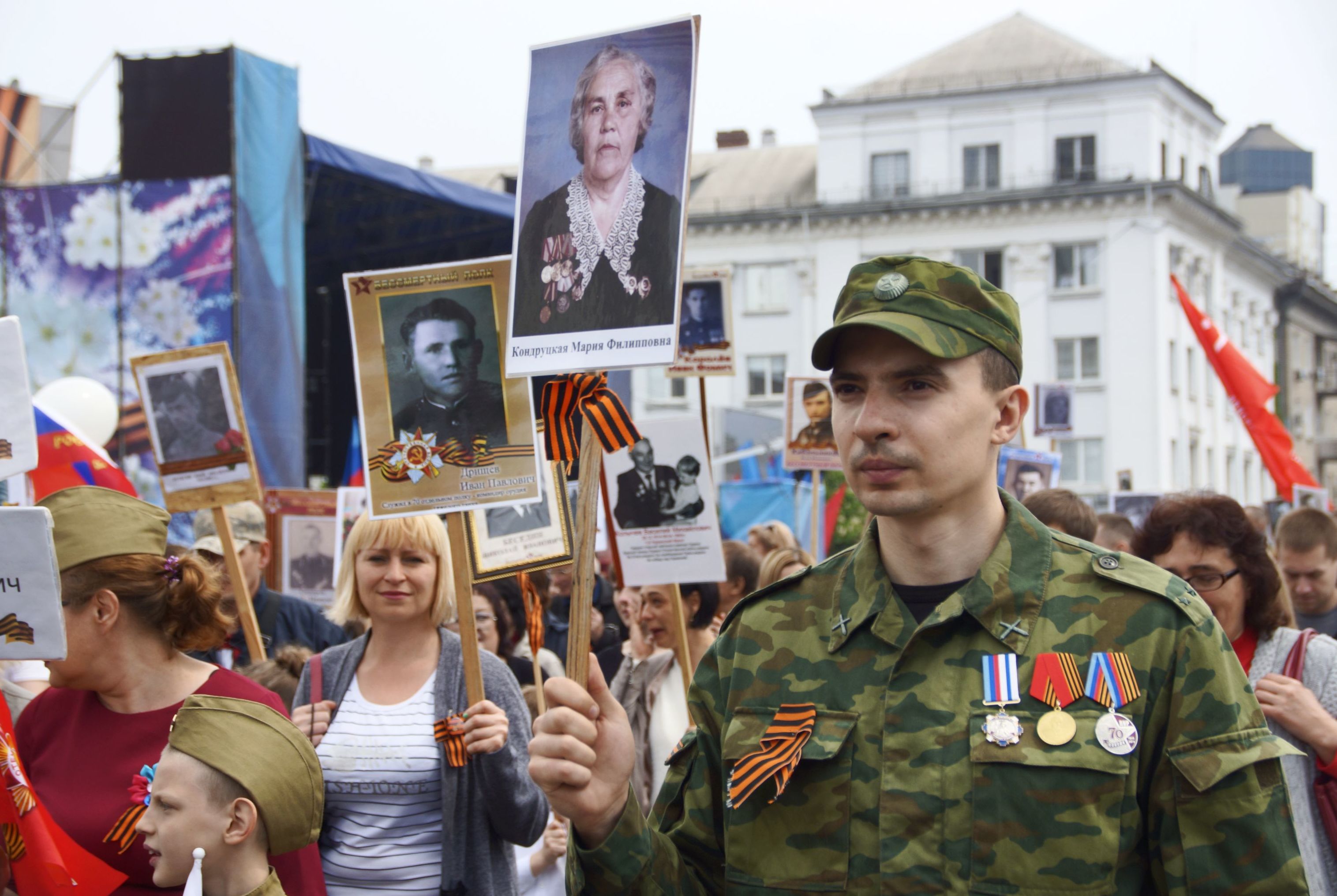 Участники акции "Бессмертный полк" в Луганске.  