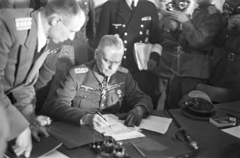 Бывший начальник Верховного главнокомандования Вермахта Вильгельм Кейтель подписывает Акт о безоговорочной капитуляции германских вооружённых сил. 9 мая 1945 года