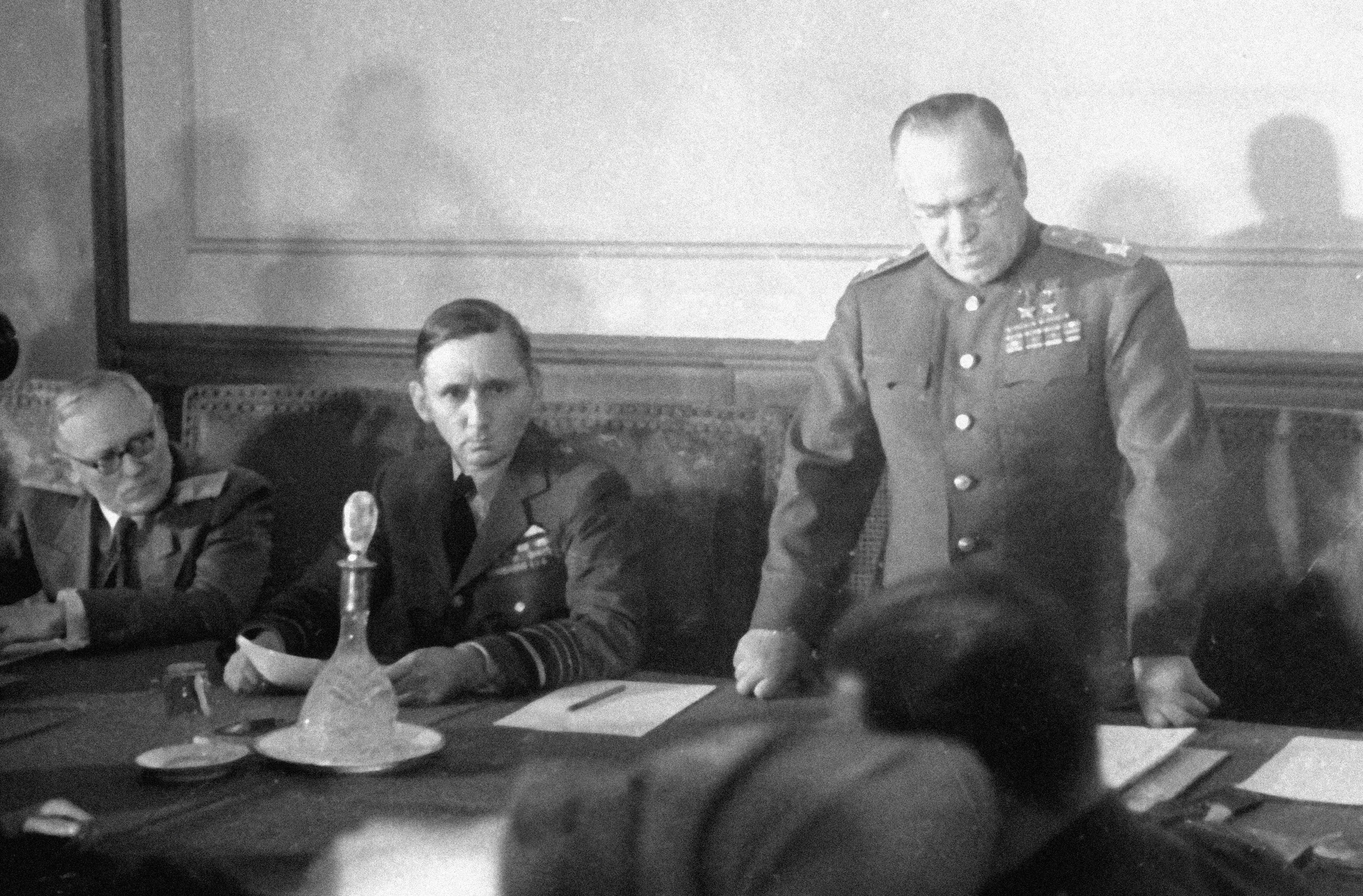 Маршал Советского Союза Георгий Константинович Жуков (справа) зачитывает акт о безоговорочной капитуляции Германских вооруженный сил. Слева - Маршал Королевских ВВС Великобритании Артур Уильям Теддер. Карлсхорст. 8 мая 1945 года