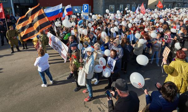 Участники во время акции "Бессмертный полк" в Таллинe 