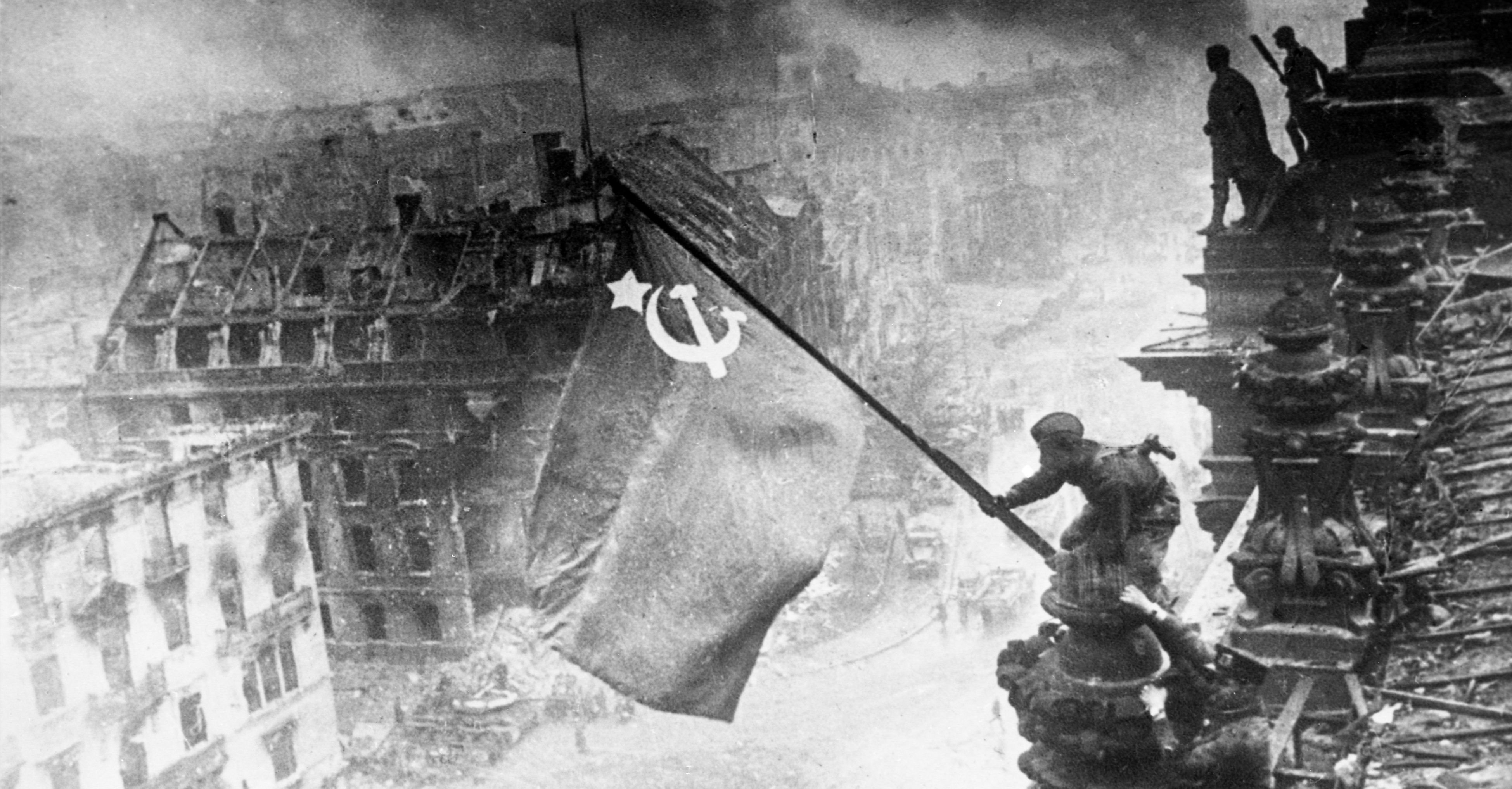 Знамя Победы на здании Рейхстага в Берлине
