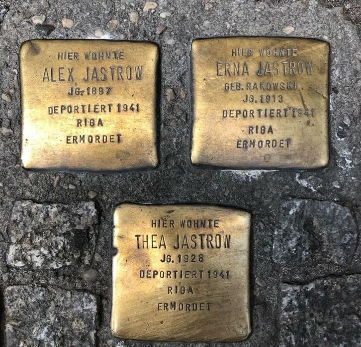 "Камни преткновения", на которых высечены имена жертв нацистского террора