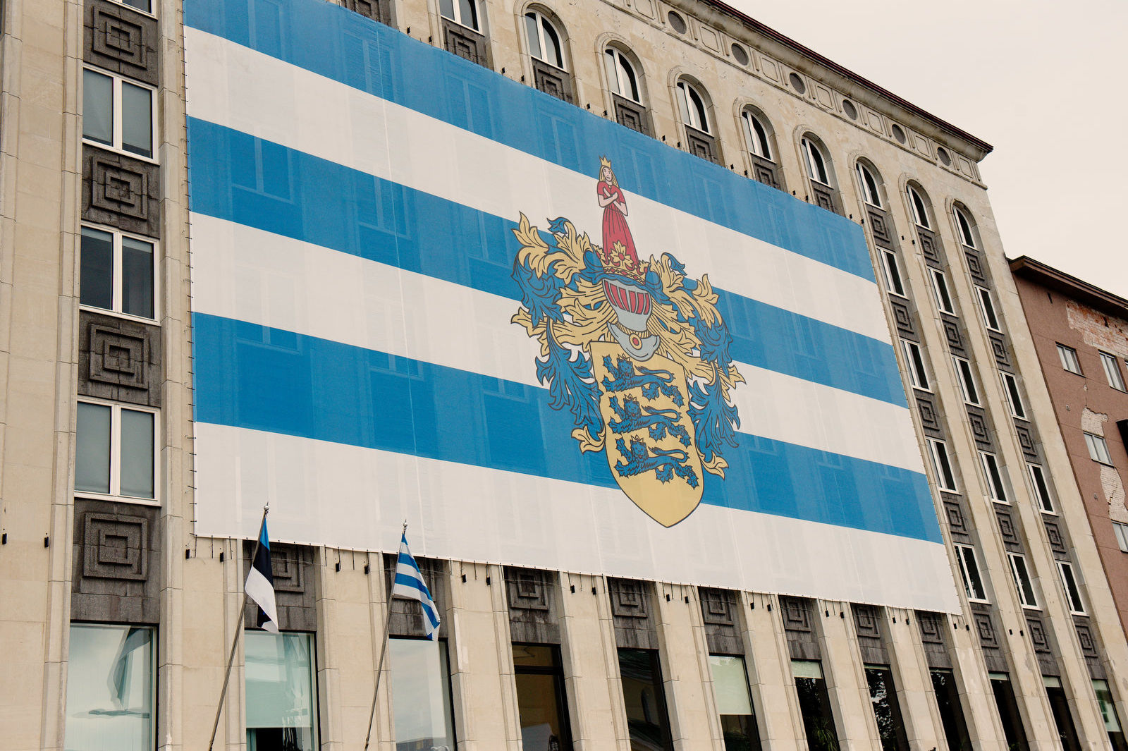 Флаг и герб Таллинна на площади Свободы