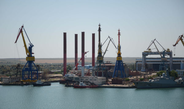 Вид на судостроительный завод "Залив" в Керчи из вертолета