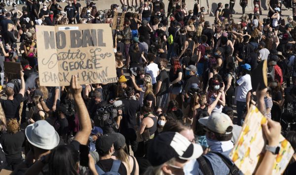 Протест в Миннеаполисе в связи со смертью при задержании полицией афроамериканца Джорджа Флойда