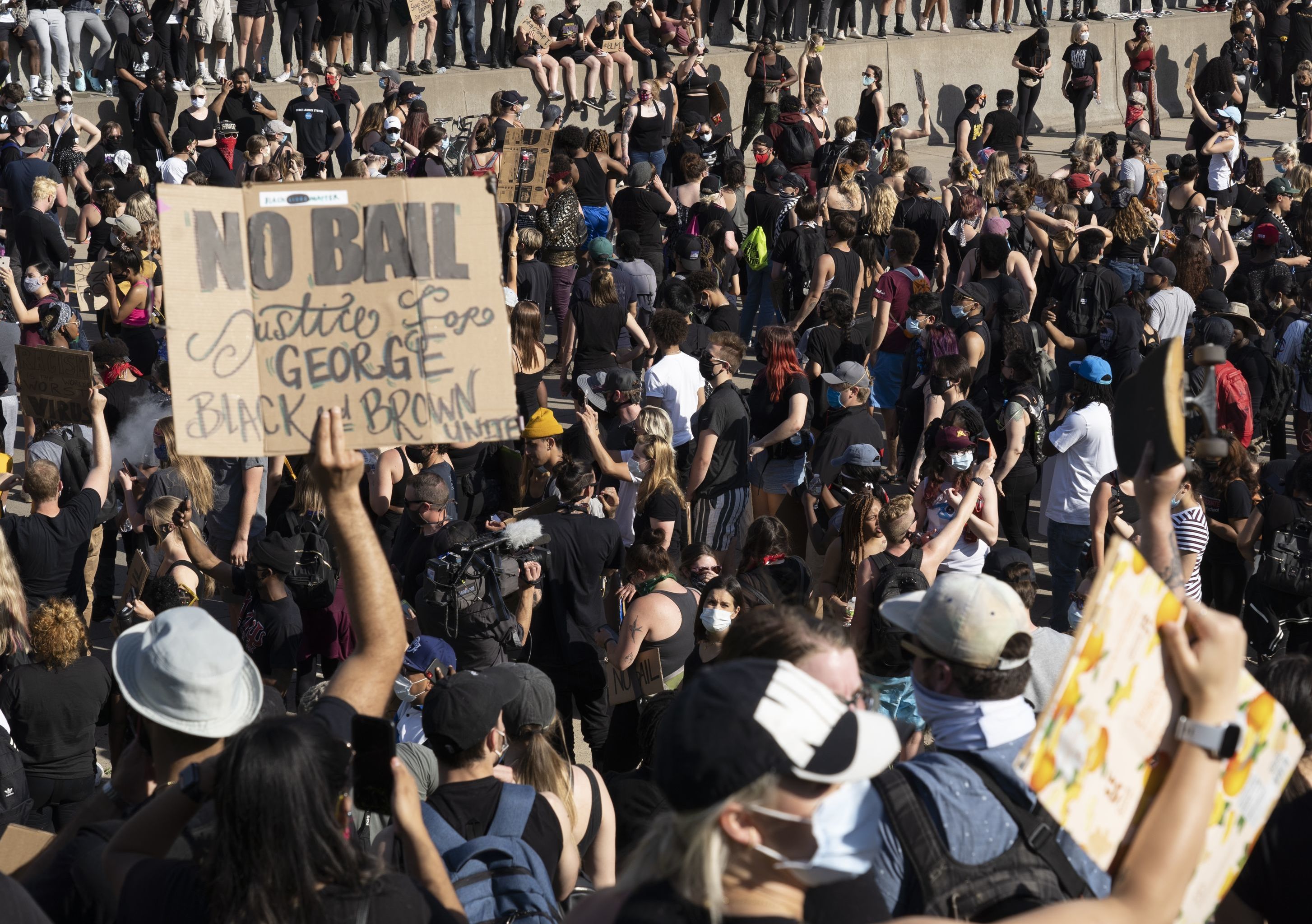 Протест в Миннеаполисе в связи со смертью при задержании полицией афроамериканца Джорджа Флойда