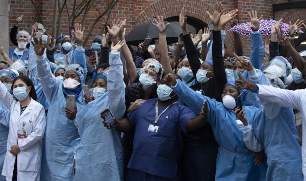 Работники Бруклинского больничного центра в Нью-Йорке