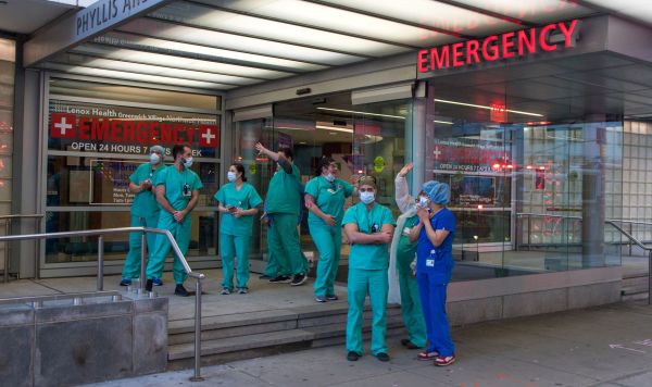 Медики клиники Lenox Hill на Манхеттене в Нью-Йорке.