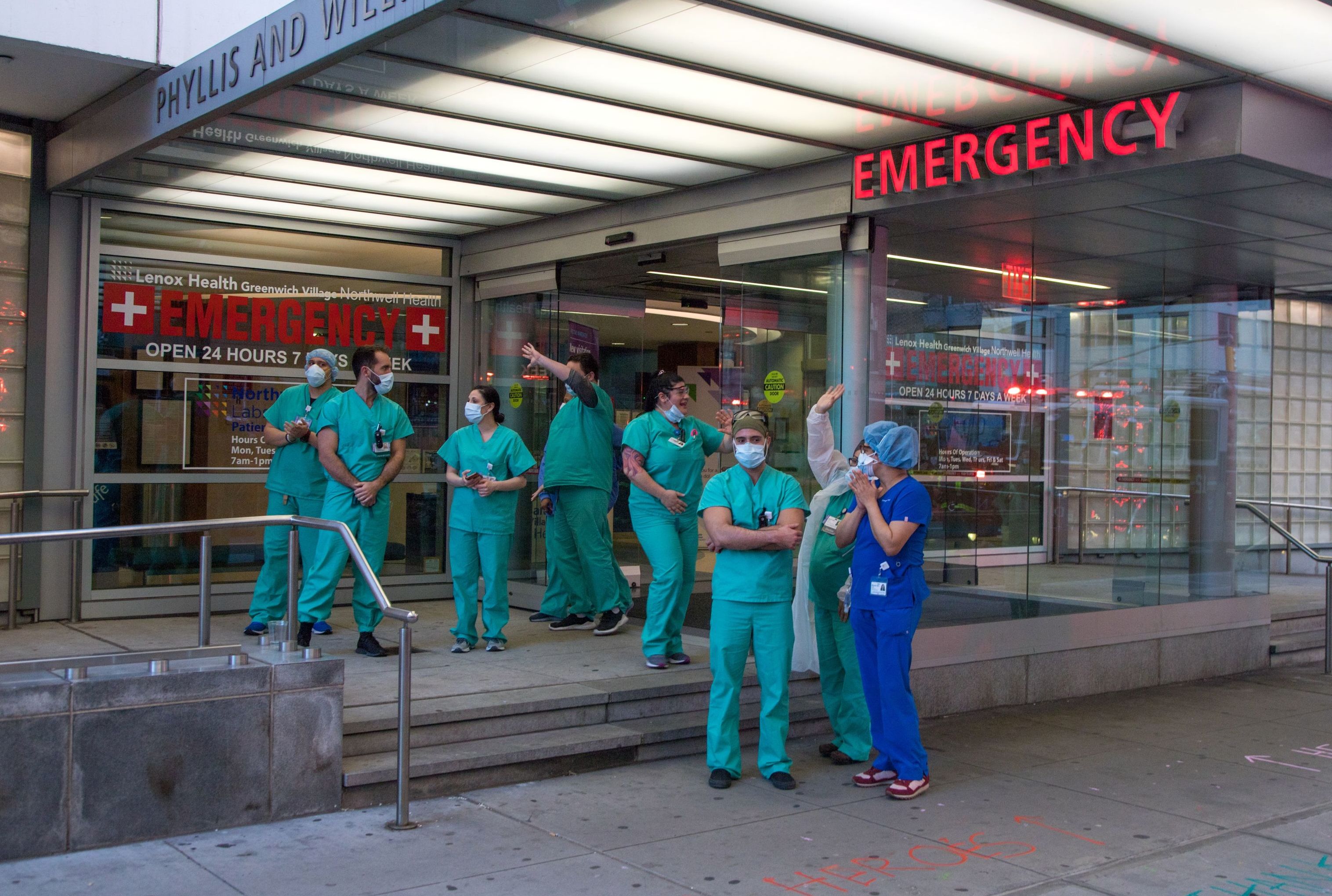 Медики клиники Lenox Hill на Манхеттене в Нью-Йорке.
