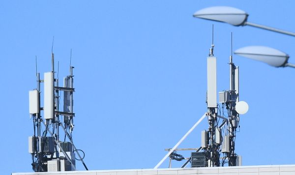 Базовая станция сотовой связи на крыше жилого дома