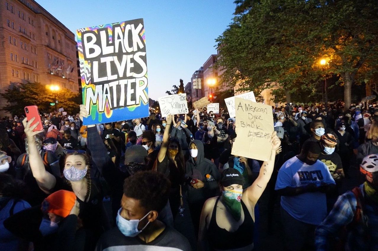Протестующие в Вашингтоне в связи со смертью при задержании полицией афроамериканца Джорджа Флойда в Миннеаполисе