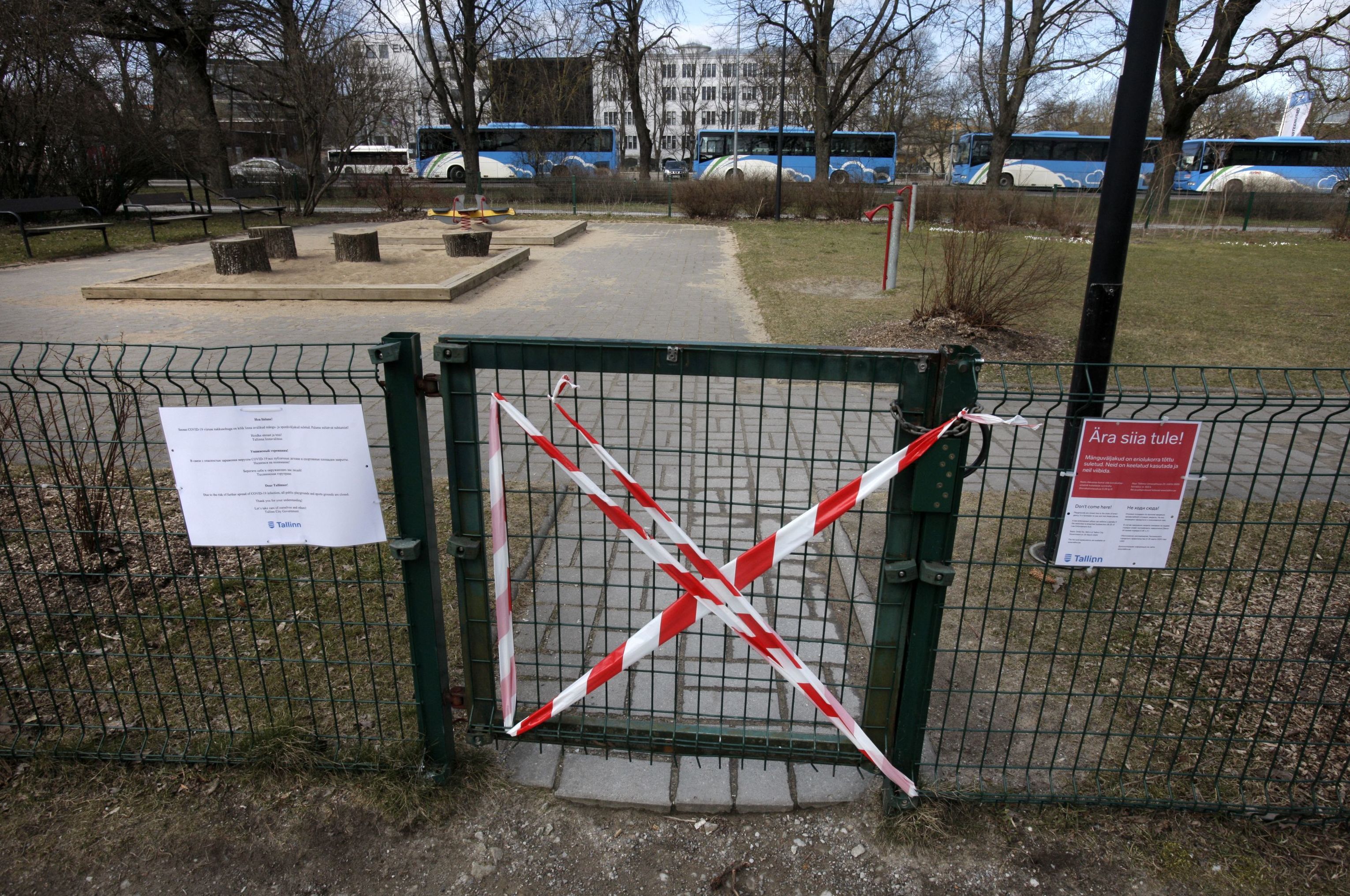 Закрытый для посещения сквер в Таллине