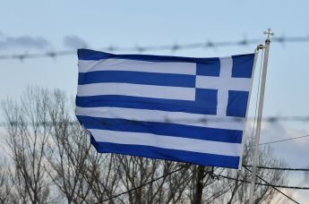 Флаг Греции на территории контрольно-пропускного пункта на границе Греции и Турции в районе поселка Кастанеэ