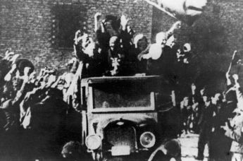 Жители Таллина приветствуют освобожденных из тюрьмы политических заключенных, 20 июля 1940 год