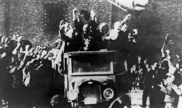 Жители Таллина приветствуют освобожденных из тюрьмы политических заключенных, 20 июля 1940 год