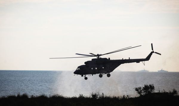 Вертолет Ми-8 во время высадки десанта морской пехоты