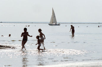 Отдыхающие купаются на побережье Пярнуского залива Балтийского моря
