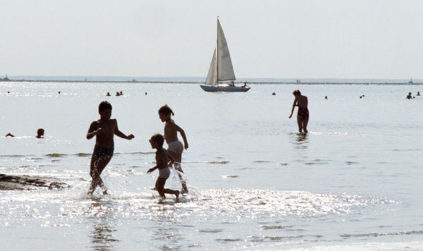 Отдыхающие купаются на побережье Пярнуского залива Балтийского моря