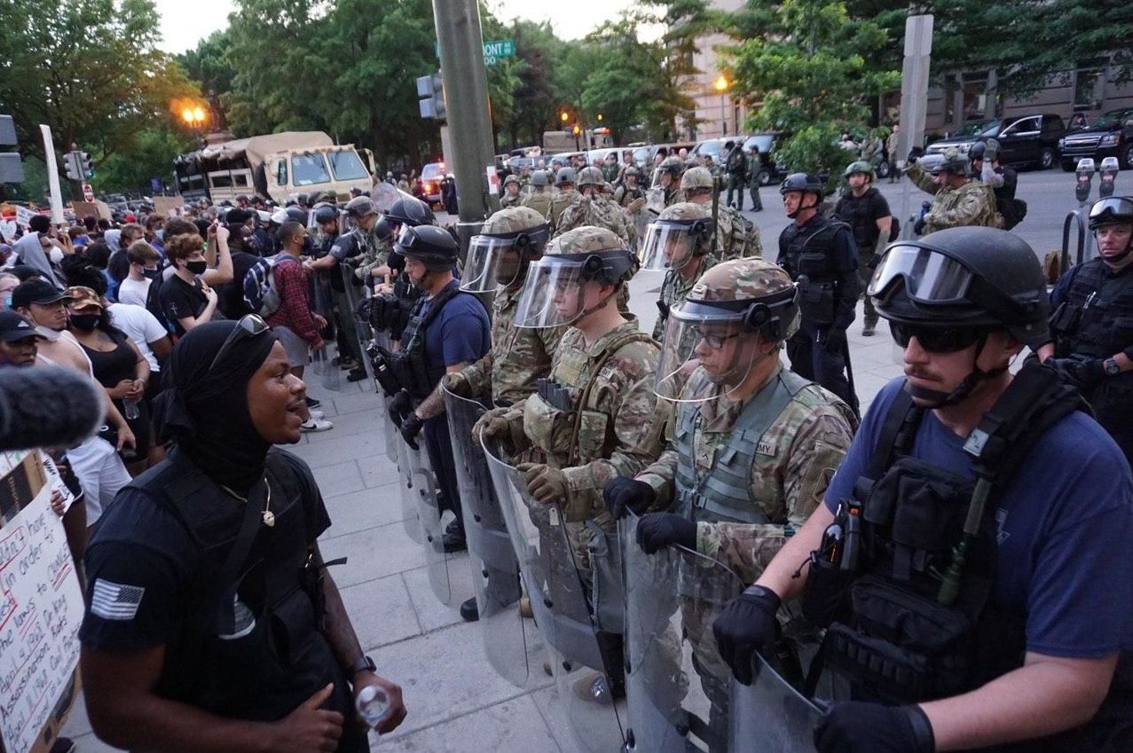Военная полиция США и участники акции протеста против полицейского насилия у Белого дома в Вашингтоне
