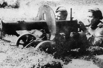Дануте Станилиене (справа), пулемётчик 167-го стрелкового полка (16-я стрелковая дивизия, 4-я ударная армия, 1-й Прибалтийский фронт)