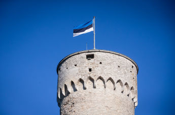 Государственный флаг Эстонии на башне "Длинный Герман" в Таллине