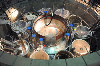 Сборка реактора энергоблока на атомной электростанции