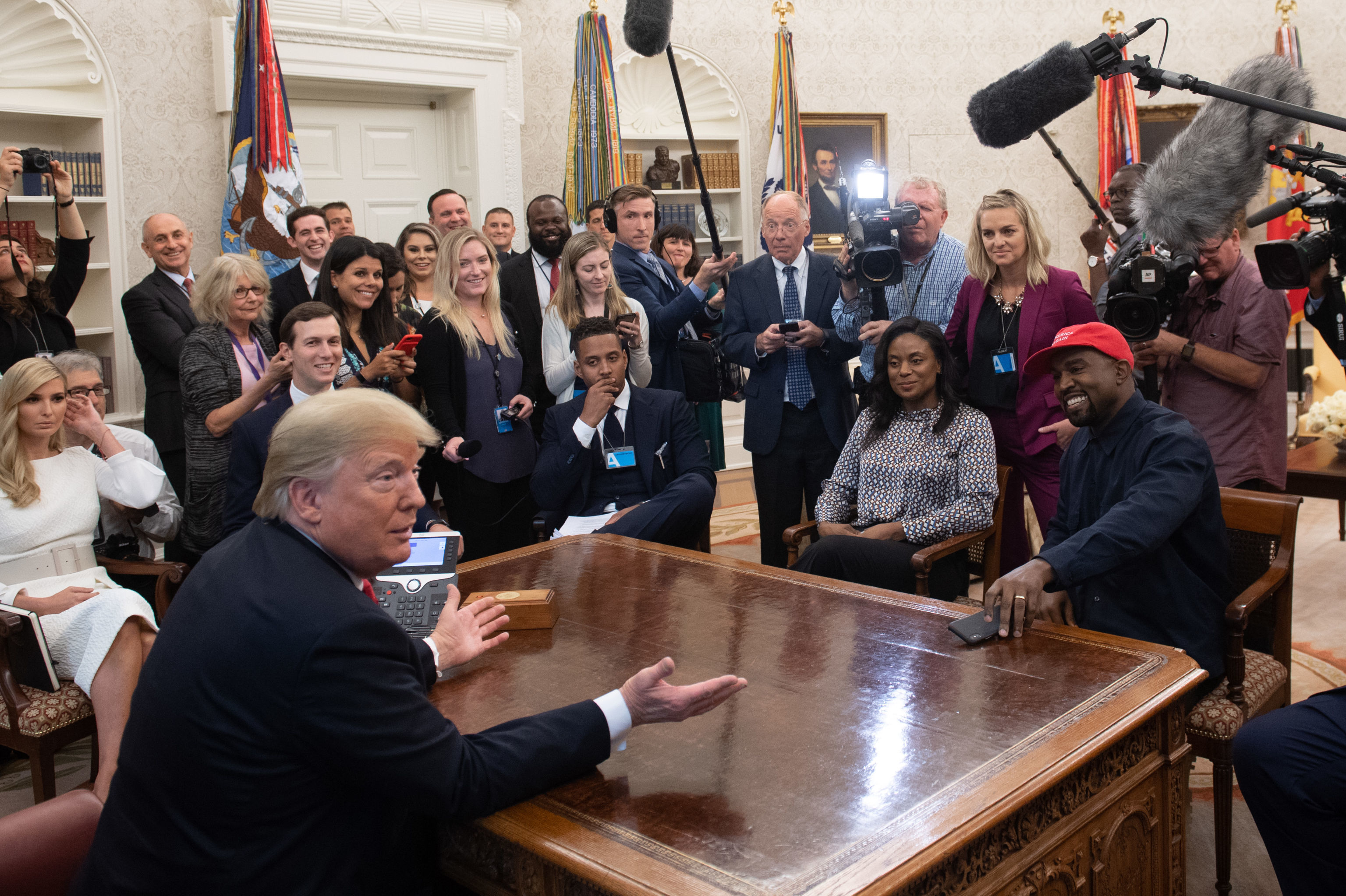 Президент США Дональд Трамп и рэпер Канье Уэст в Овальном кабинете Белого дома, 11 октября 2018