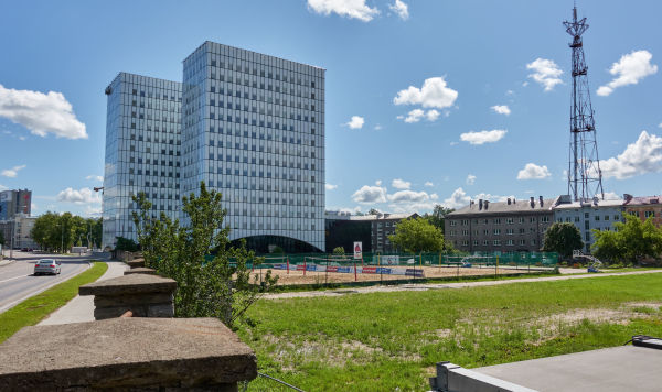 Территория за зданием Суперминистерства, на которой планируется построить новое здание посольства США в Эстонии