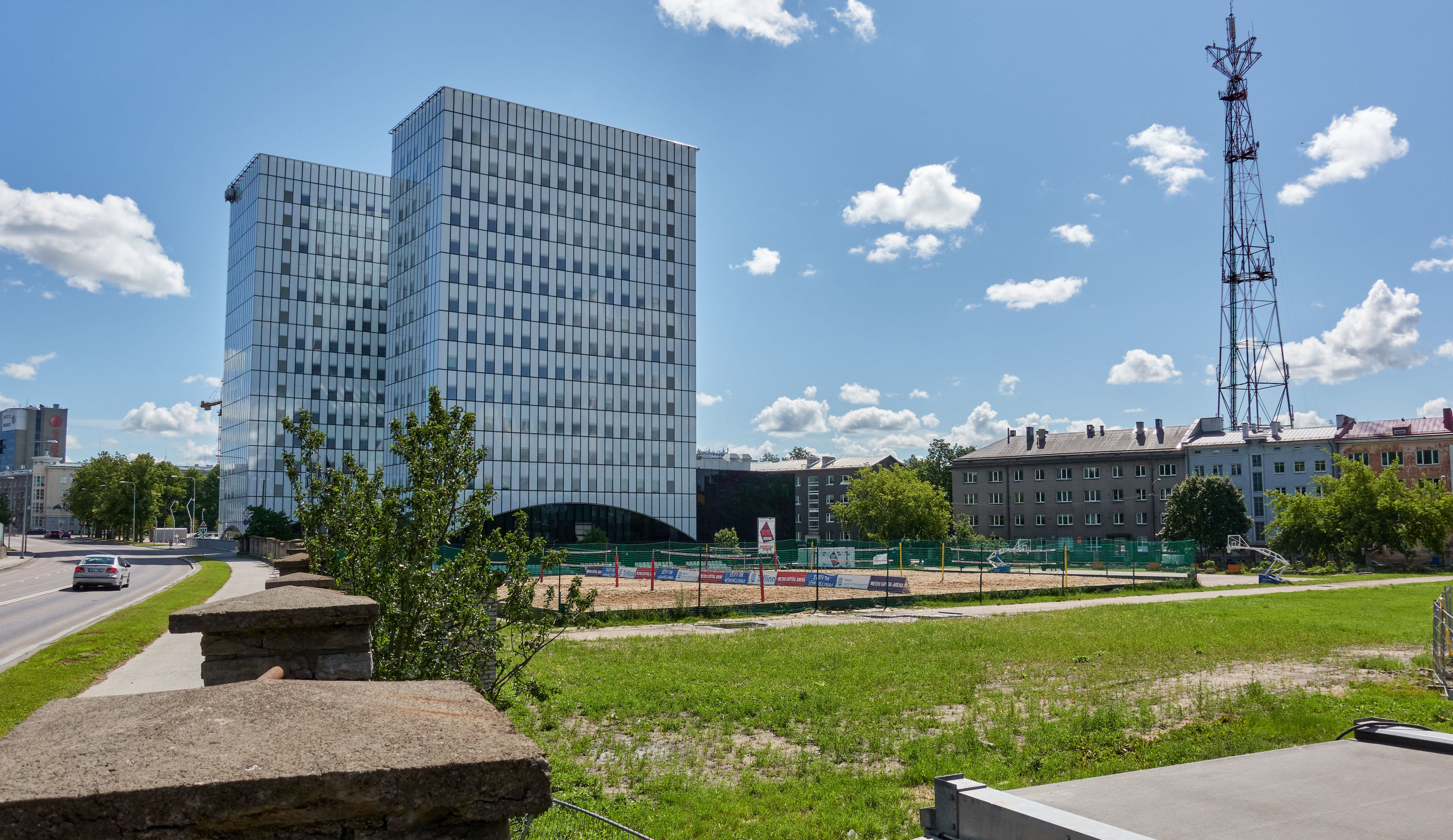 Территория за зданием Суперминистерства, на которой планируется построить новое здание посольства США в Эстонии
