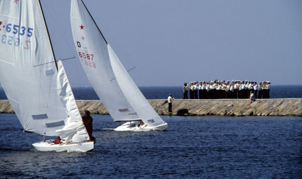 Оркестр встречает яхты после соревнований. Торжественное закрытие парусной регаты. XXII летние Олимпийские игры.
