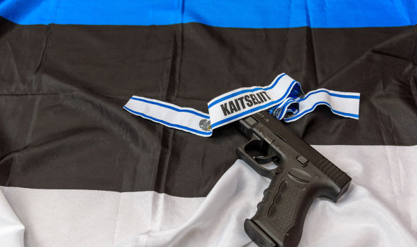 Эстонский флаг, пистолет и лента Кайтселийта 