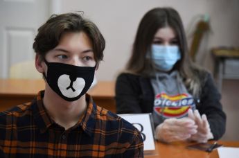 Школьники в защитных масках