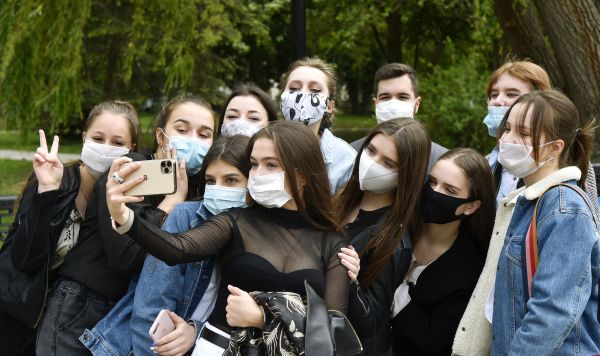 Ученики в защитных масках