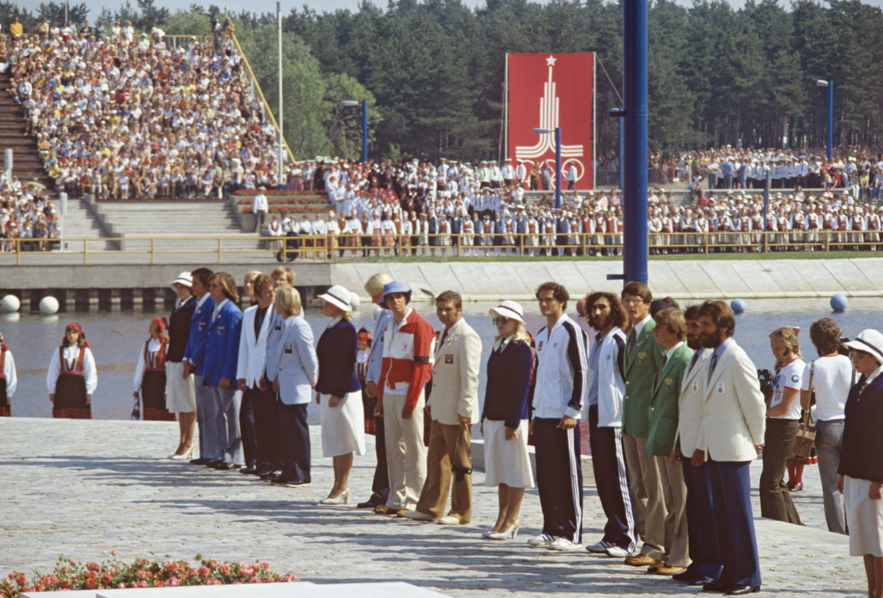 Построение призеров, в ходе торжественного закрытия парусной регаты XXII летних Олимпийских игр