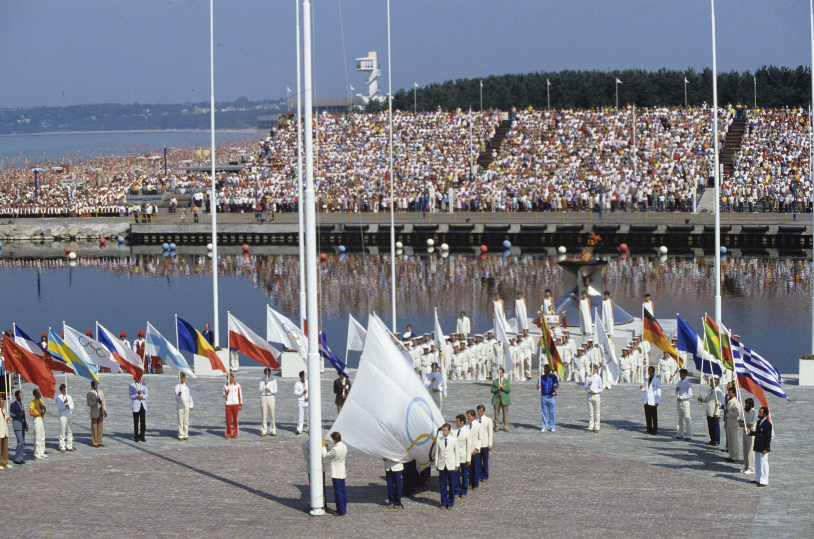 Спуск Олимпийского флага во время торжественного закрытия парусной регаты XXII летних Олимпийских игр