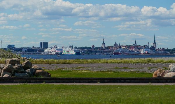 Вид на Старый город с гавани Таллинского олимпийского центра парусного спорта