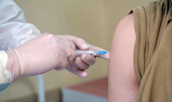 Врач делает укол добровольцу во время финальной стадии испытаний вакцины от коронавируса в палате Главного военного клинического госпиталя имени Н. Н. Бурденко