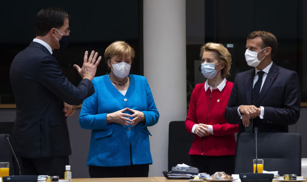 Слева направо премьер-министр Нидерландов Марк Рютте, канцлер Германии Ангела Меркель, председатель Европейской комиссии Урсула фон дер Ляйен и президент Франции Эммануэль Макрон во время встречи на полях саммита ЕС в Брюсселе в субботу, 18 июля 2020 года