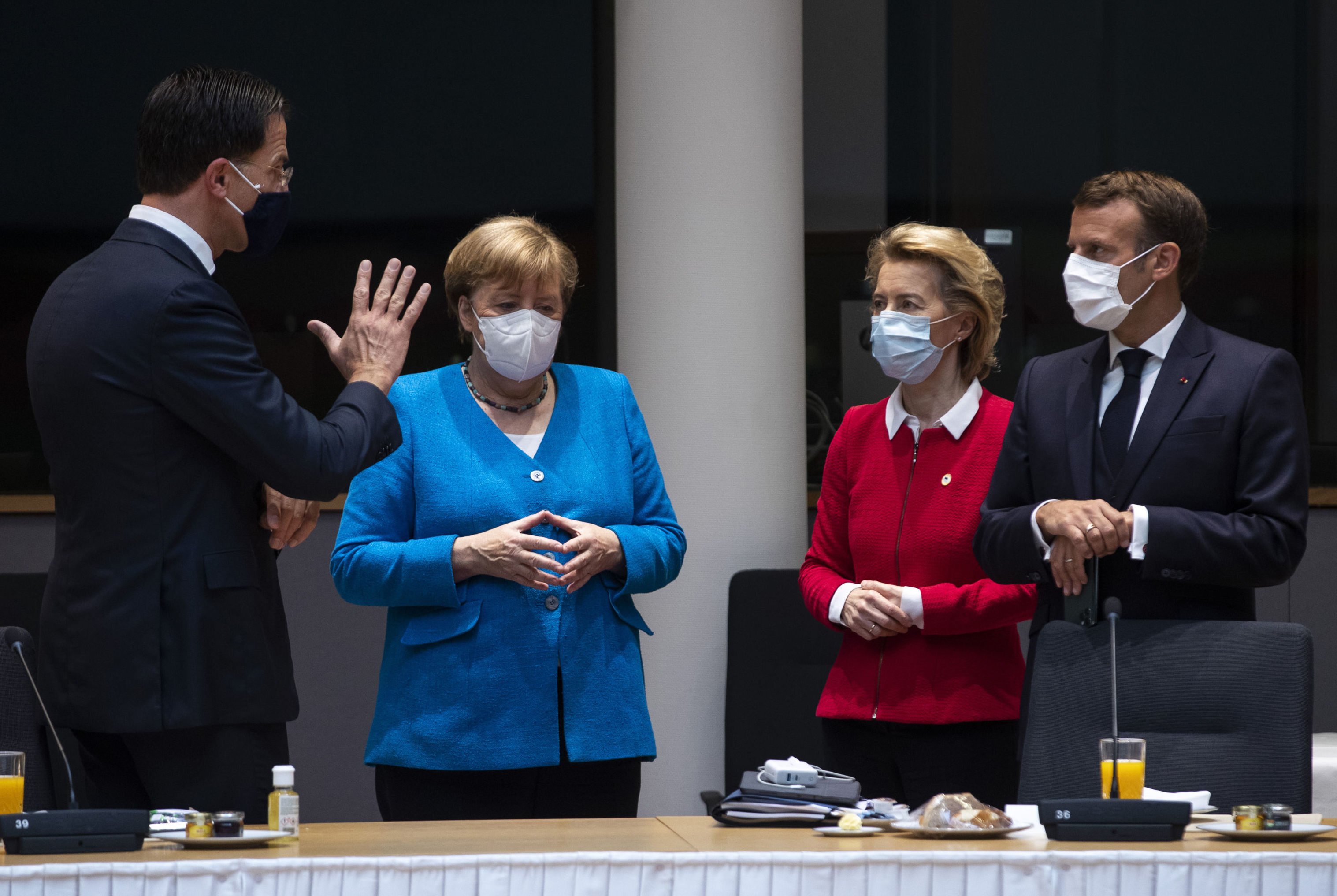 Слева направо премьер-министр Нидерландов Марк Рютте, канцлер Германии Ангела Меркель, председатель Европейской комиссии Урсула фон дер Ляйен и президент Франции Эммануэль Макрон во время встречи на полях саммита ЕС в Брюсселе в субботу, 18 июля 2020 года