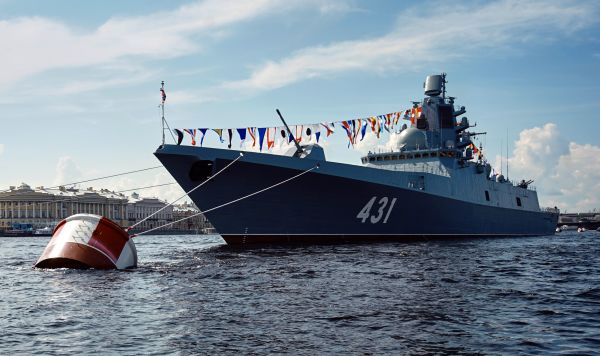 Фрегат "Адмирал флота Касатонов" на рейде реки Невы в Санкт-Петербурге