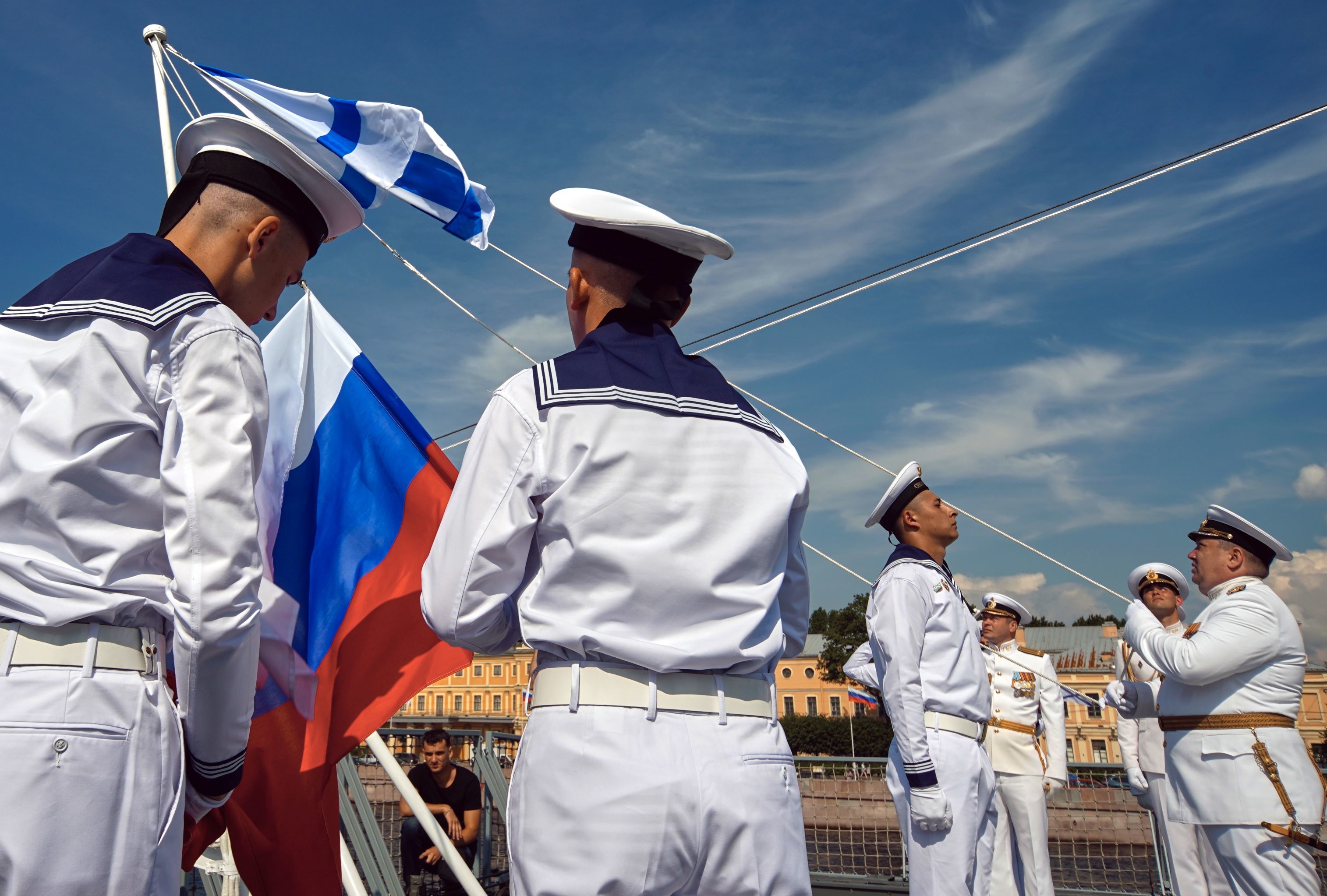 Экипаж фрегата "Адмирал флота Касатонов" на церемонии подъема Андреевского флага