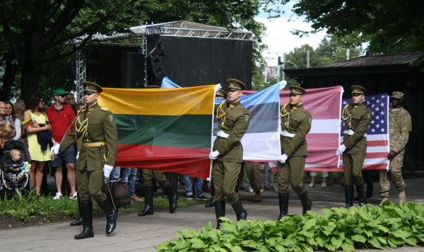 Рота почетного караула и флаги стран Балтии и США