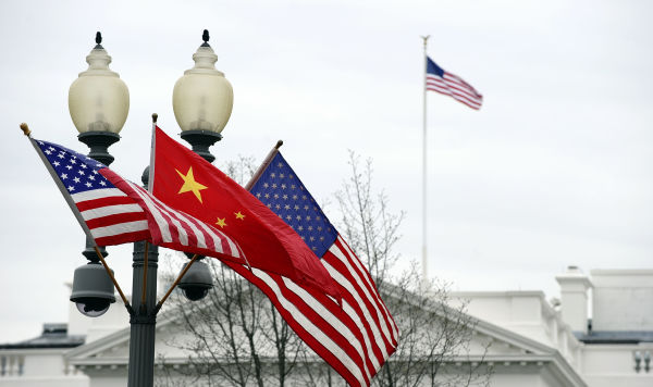 Китайский и американские флаги перед Белым домом в Вашингтоне