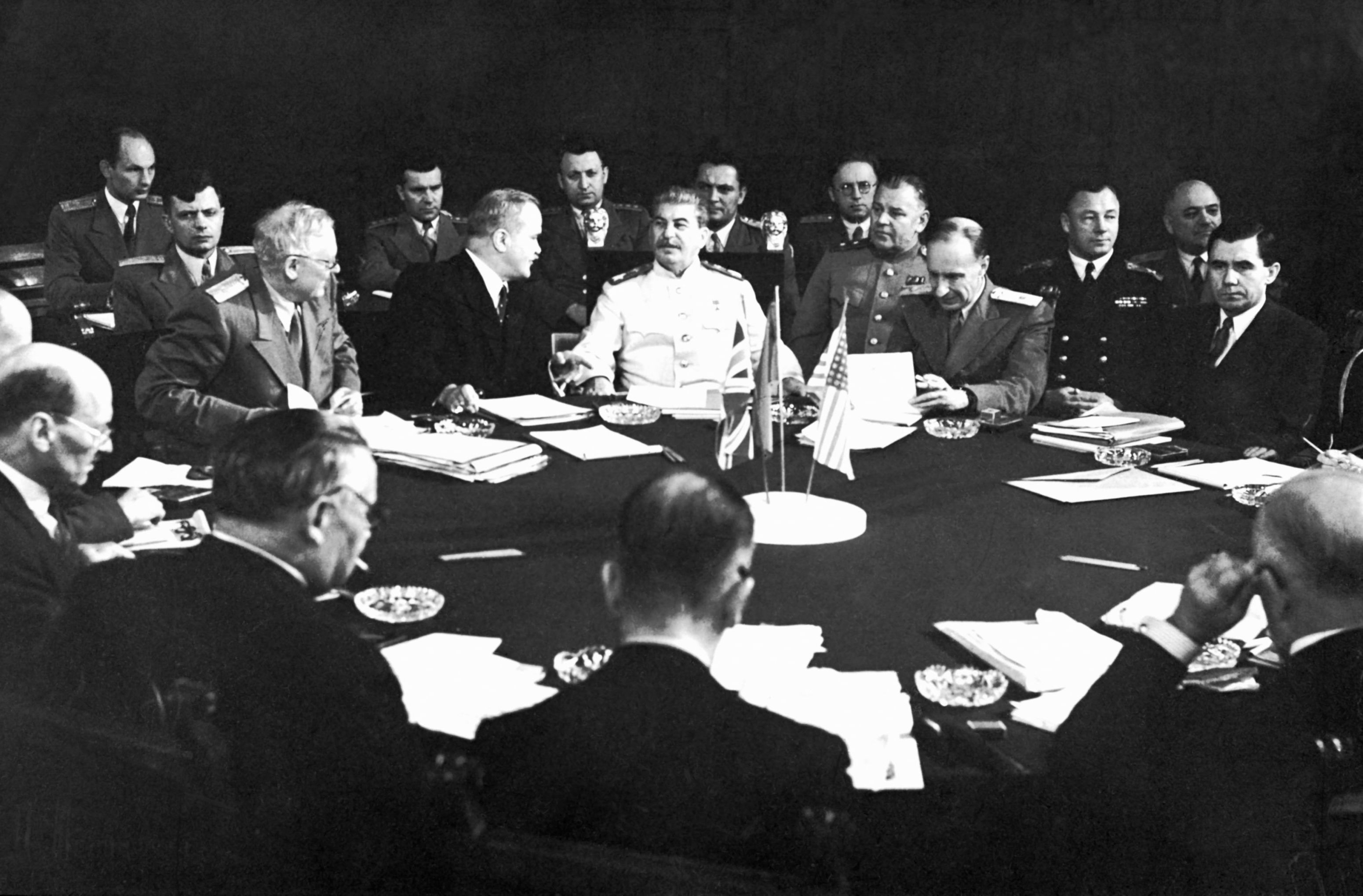 Участники советской делегации во время заседания Потсдамской конференции - встречи глав СССР, США и Великобритании в Потсдаме