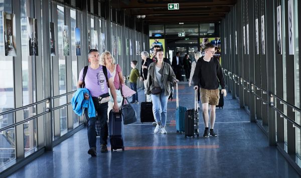 Пассажиры в Таллинском аэропорту
