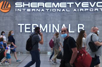 Пассажиры в терминале B аэропорта Шереметьево