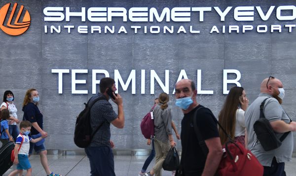 Пассажиры в терминале B аэропорта Шереметьево