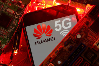 Смартфон с логотипом Huawei и 5G