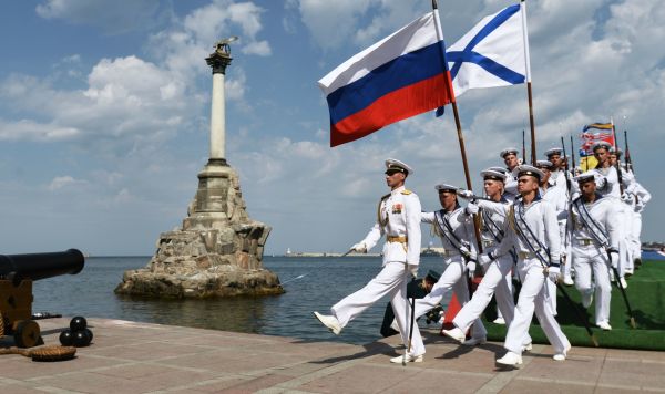 Моряки из почетного караула ВМФ России на параде в честь Дня Военно-морского флота в Севастополе